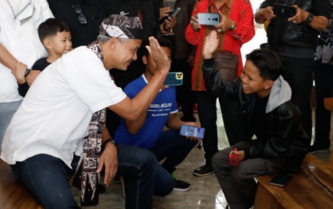 Gubernur Jateng Ganjar Pranowo ngobrol asyik bersama penyanyi cilik Farel Prayoga di sela-sela pelantikan pengurus Kagama Banyuwangi, Minggu (28/8).