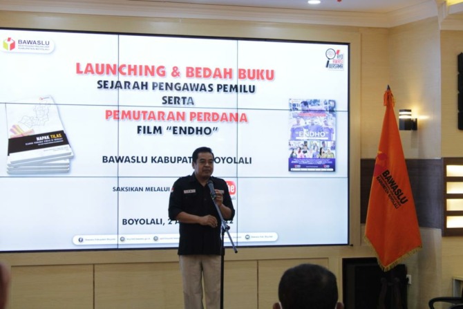 TEROBOSAN: Launching buku tentang sejarah pengawasan pemilu Boyolali. (RAGIL LISTIYO/RADAR SOLO)
