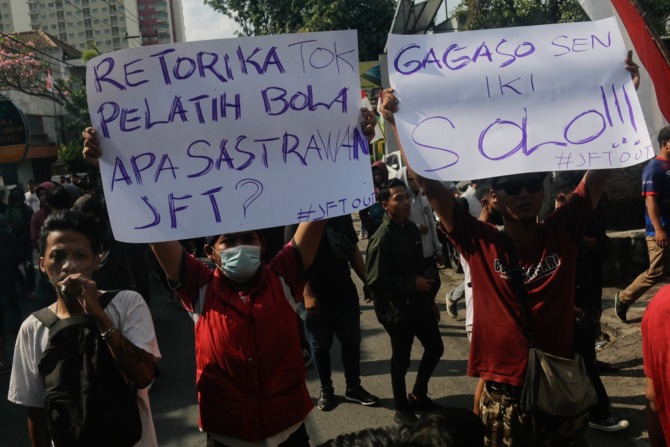 Elemen suporter pendukung Persis Solo menyuarakan kekecewaannya di mes Persis di Sriwedari, Senin siang (15/8). (M. IHSAN/RADAR SOLO)