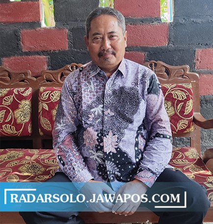 BERSAHAJA: Mantan Kepala UPTPK Sragen Suyadi lebih banyak bersyukur setelah lama mendampingi warga miskin. (AHMAD KHAIRUDIN/RADAR SOLO)