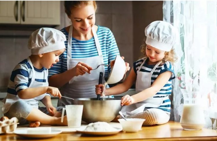 Memasak bersama anak salah satu cara untuk makin dekat dengan anak (Times Lifestyle)