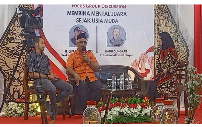 Wakil Ketua DPRD Provinsi Jateng Quatly Alkatiri menjadi pembicara di focus group discussion (FGD) bertema Membangun Mental Juara sejak Usia Muda di Hotel Sarila Solo, Sabtu (13/8).