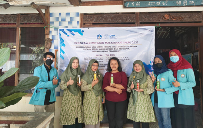 PENGABDIAN: PKM UNS 2022 kembangkan UKM sabun cair di Kelurahan Sumber. (ISTIMEWA)