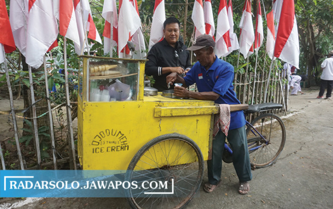 TURUN TEMURUN: Penjual es puter yang tetap eksis berjualan di Desa Krakitan, Kecamatan Bayat, kemarin (26/8). (ANGGA PURENDA/RADAR SOLO)