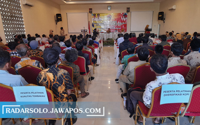 DONGKRAK PANEN: Penyuluhan petani tembakau dan kopi di Tawangmangu, Senin (1/8). (RUDI HARTONO/RADAR SOLO)