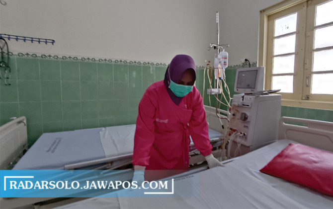 LENGKAP: Petugas menyiapkan bed di Instalasi Hemodialisa RSUD dr. Soediran Mangun Sumarso Wonogiri, Jumat (26/8). (IWAN ADI LUHUNG/RADAR SOLO)
