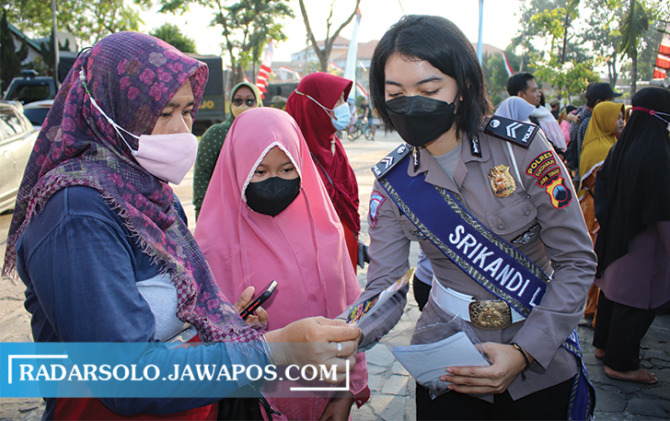 SOSIALISASI: Polwan Polres Sukoharjo sampaikan himbauan tertib berlalu lintas. (IWAN KAWUL/RADAR SOLO)