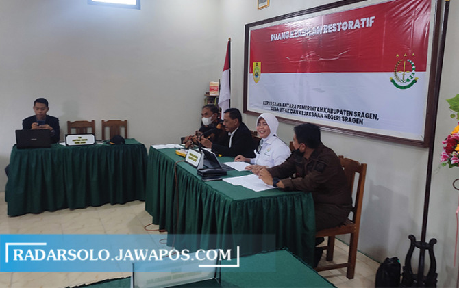 BERDAMAI: Mediasi antara dua pihak bersengketa tanah di rumah restorative justice, Desa Jetak, Kecamatan Sidoharjo, Kamis (4/8). (AHMAD KHAIRUDIN/RADAR SOLO)