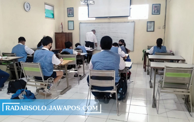 OPTIMISTIS BERTAHAN: Siswa SMP Advent Surakarta sedang mengikuti kegiatan belajar mengajar. (SEPTIAN REFVINDA/RADAR SOLO)