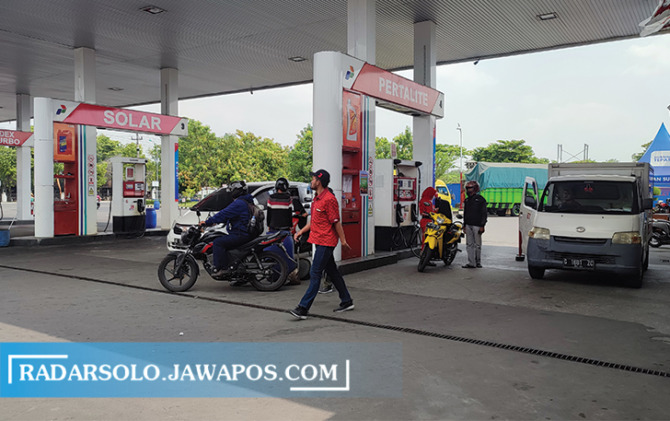 MILIK PEMKAB: Penjualan BBM khusus Pertalite maupun Solar di SPBU Nglangon, Sragen naik beberapa hari terakhir. Itu terjadi seiring santernya kabar kenaikan dua jenis BBM tersebut. (AHMAD KHAIRUDIN/RADAR SOLO)