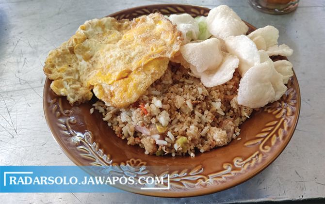 NIKMAT: Sego tiwul atau nasi tiwul juga bisa dimasak layaknya nasi goreng. (IWAN ADI LUHUNG/RADAR SOLO)