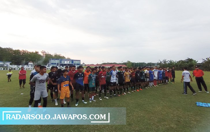 CARI BIBIT: Seleksi pemain Persiwi di lapangan sepak bola Singodutan Sport Center, Kamis (25/8). (IWAN ADI LUHUNG/RADAR SOLO)