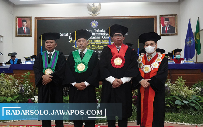 PENGUKUHAN GUBES: Dari kiri ke kanan, Rektor UMS Sofyan Anif,   Guru Besar Bidang Sosiologi Islam M. Abdul Fattah Santoso, Guru Besar Bidang Ilmu Hukum Kelik Wardiono, dan Ketua LLDikti VI Bhimo Widyo Andoko, kemarin (6/8). (SEPTINA FADIA/RADAR SOLO)