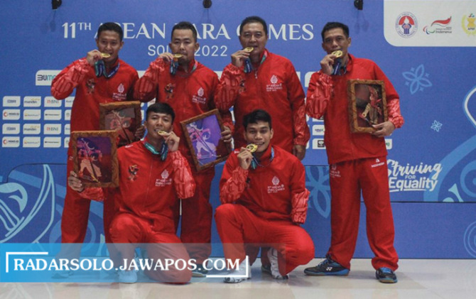 DUTA BANGSA: Ukun Rukaendi (berdiri kanan), bersama tim beregu putra para badminton di APG XI. (NIKKO AUGLANDY/RADAR SOLO)