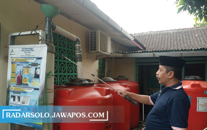 INOVASI: Wahyu Hadi memperlihatkan alat yang digunakan untuk mengolah air hujan menjadi air kesehatan di rumahnya. (IWAN KAWUL/RADAR SOLO)