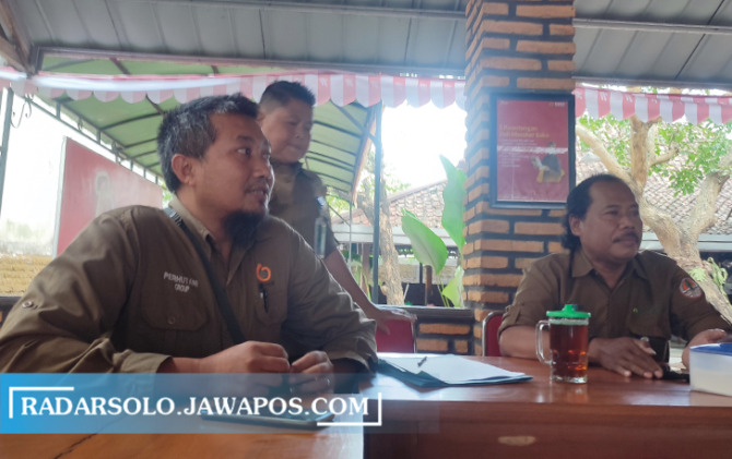 KLARIFIKASI: Wakil Administratur Perhutani KPH Surakarta Susilo Winardi jumpa pers terkait kasus korupsi yang menimpa jajarannya. (AHMAD KHAIRUDIN/RADAR SOLO)
