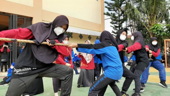 SMP Muhammadiyah Program Khusus (PK) Kottabarat Surakarta menggelar lomba tarik tambang, Selasa (16/8) kemarin. (ISTIMEWA)