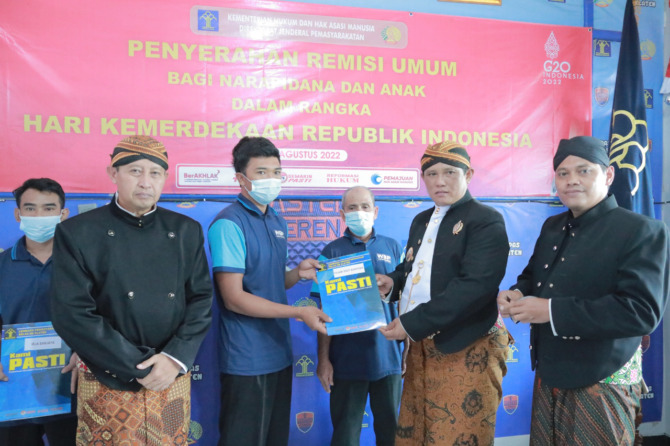 MOMEN BAHAGIA: Secara simbolis Wakil Bupati Klaten Yoga Hardaya menyerahkan SK remisi kepada warga binaan Lapas Kelas IIB Klaten (Dokumentasi Prokopim Setda Klaten)