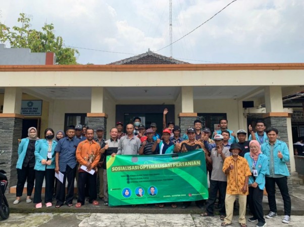 OPTIMALKAN PERTANIAN: Mahasiswa KKN kelompok 239 UNS berfoto bersama dengan petani di Desa Jelobo. Mahasiswa KKN UNS ini menggelar Sosialisasi dan Pelatihan bagi petani di desa tersebut. (ISTIMEWA)