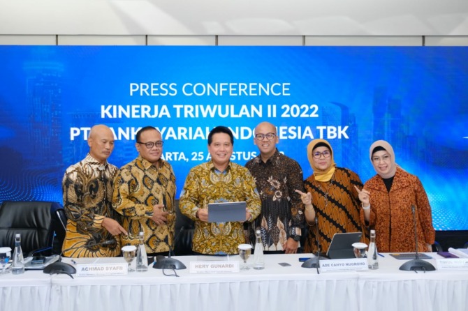 Direktur Utama BSI Hery Gunardi (tengah), Direktur Retail Banking BSI Ngatari (kiri), Direktur Information Technology BSI Achmad Syafii (dua dari kiri), Direktur Finance & Strategy BSI Ade Cahyo Nugroho (tiga dari kanan), Direktur Risk Management Tiwul Wi