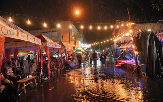 GEMERLAP: Wisata Kuliner di Jalan Bhali, Klaten Tengah. (ISTIMEWA)