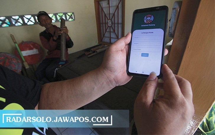 TEROBOSAN BARU: Aplikasi e-Ronda hasil karya Aris Joko Saraswo. (ARIEF BUDIMAN/RADAR SOLO)