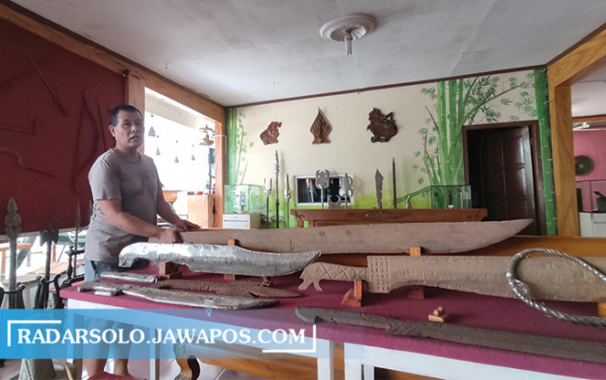 TAK SEMBARANGAN:  Agus Jawoto memperlihatkan koleksi artefak dari batu meteorid di coffeshop miliknya di Wonogiri. (IWAN ADI LUHUNG/RADAR SOLO)