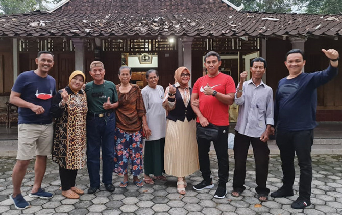 TANAH LELUHUR: Coach Bima Sakti (tiga dari kanan) bersama istri, kedua orang tua dan kakak serta adiknya di rumah sang kakek di Mlopoharjo, Wuryantoro, Wonogiri.