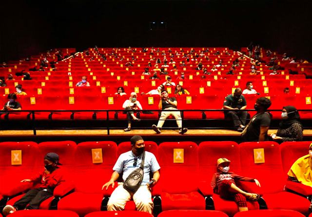 LIHAT KESIAPAN ANAK: Sebelum ke bioskop, berikan gambaran pada anak tentang apa yang boleh dan tidak boleh dilakukan. Dengan begitu, kejadian anak menangis atau berteriak yang dapat mengganggu penonton lain bisa dicegah. (Foto Ilustrasi. Puguh Sujiatmiko/