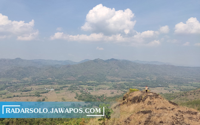 MEMUKAU: Panorama alam yang terlihat dari atas puncak Kraguman di Desa Sendangmulyo, Kecamatan Tirtomoyo, Wonogiri. (IWAN ADI LUHUNG/RADAR SOLO)