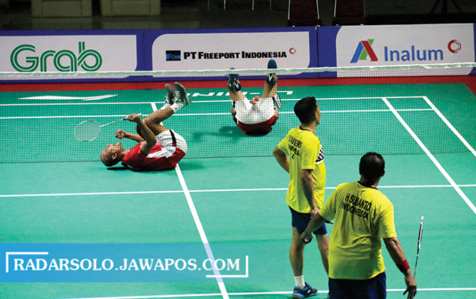 MENANG: Atlet ganda Para Badminton dari kontingen Indonesia Dwiyoko/Fredy Setiawan merayakan kemenangannya atas rekan kompatriotnya Ukun Rukaendi/Susanto dengan rubber set (21-14, 15-21, dan 21-10). (M. IHSAN/RADAR SOLO)