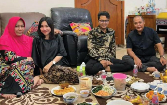 Bupati Karanganyar Juliyatmono dan istri bersama putra mereka Ilyas Akbar Almadhani dan pujaan hatinya, Putri Rifqi Marindatama.