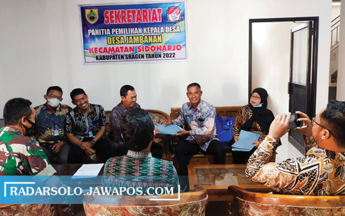 INCUMBENT: Bakal calon kepala Desa Jambanan Sugino mendaftar bersama istrinya kemarin. (AHMAD KHAIRUDIN/RADAR SOLO)