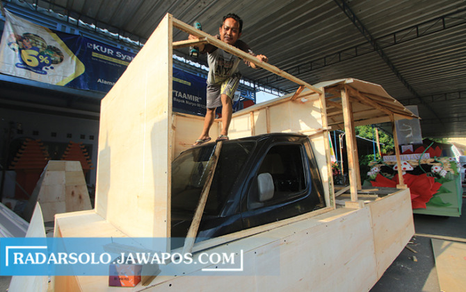 RAMAI: Penyedia jasa dekorasi di Sukoharjo banjir pesanan dekor mobil hias, Selasa (16/8). Setelah dua tahun vakum, sejumlah wilayah kembali menggelar karnaval pembangunan. (ARIEF BUDIMAN/RADAR SOLO)
