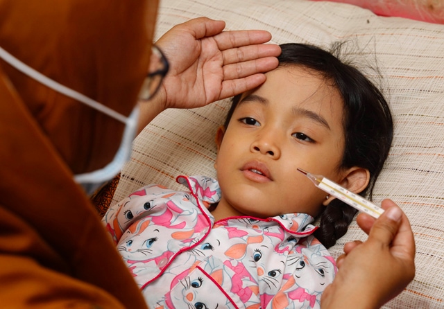 SUHU NAIK: Panas tubuh yang terkena demam tifoid sangat khas. Siklusnya mirip gergaji. Saat pagi–siang, suhu normal, lalu naik pada sore hingga dini hari dan turun lagi. (ANGGER BONDAN/JAWA POS - MODEL: SALSABILLA NADHIFA NOVIDA)