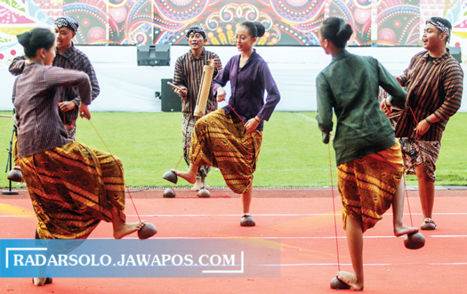 JAGA BERSAMA: Sejumlah pemuda memainkan egrang batok yang menjadi olahraga tradisional khas Jateng pada Festival Olahraga Tradisional Tingkat Nasional Ke-12 di Stadion Manahan, kemarin (27/8). (M. IHSAN/RADAR SOLO)