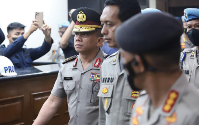 Ferdy Sambo (kiri) keluar ruang sidang pada Jumat dini hari (26/8), usai menjalani menjalani sidang Kode Etik Profesi Polri (KEPP) di Mabes Polri. (Dery Ridwansah/JawaPos.com)