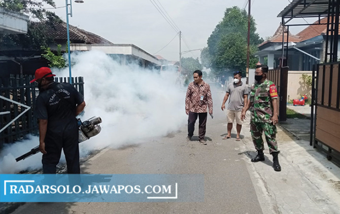 KASUS MELONJAK: Fogging dinilai kurang efektif untuk mencegah DBD. (RUDI HARTONO/RADAR SOLO)