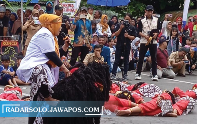 KEMBALI PULIH: Salah satu penampilan kesenian reog dalam Gerebeg Suro di Tawangmangu, Senin (22/8). Kegiatan ini wujud syukur meredanya pandemi Covid-19. (ISNAINI NUR/RADAR SOLO)