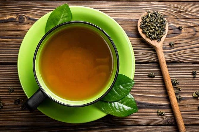 Teh hijau campur rebusan daun salam dan kayu manis bisa membantu menurunkan berat badan. (Healthline)