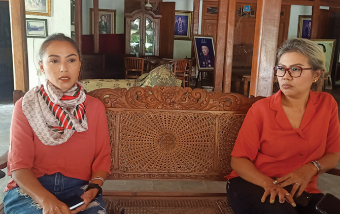 Putri SISKS Pakoe Boewono (PB) XIII Hangabehi, GKR Timoer Rumbai Kusuma Dewayani (kanan) bersama sang adik GRAy Devi Lelyana Dewi. (ANTONIUS C/RADAR SOLO)