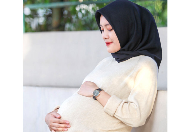 PREVENTIF: Kenali tanda-tanda preeklampsia yang memicu masalah kesehatan serius pada ibu hamil. (Foto diperagakan oleh Suci Dwi Lestari - Alfian Rizal/Jawa Pos)