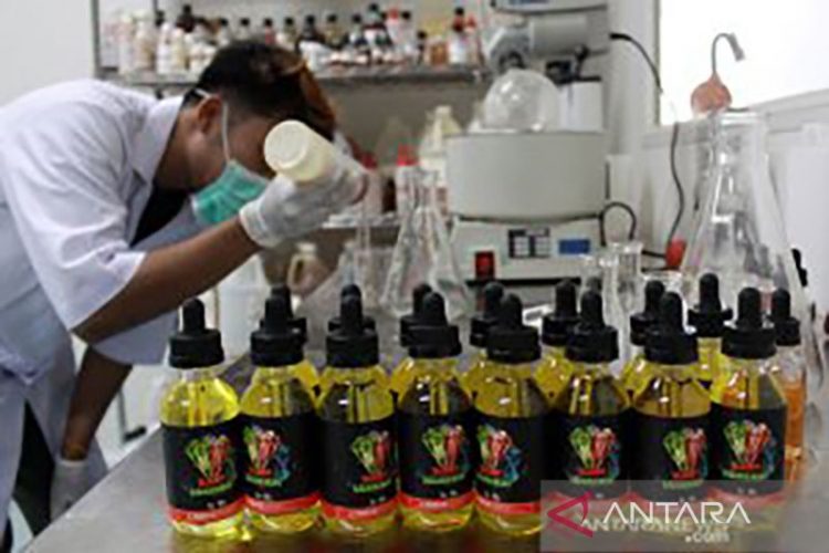 Pekerja meracik cairan rokok elektronik (vape) di industri kawasan Buduran, Sidoarjo, Jawa Timur, Selasa (26/11/2019). Asosiasi Personal Vaporizer Indonesia akan mendorong pembuatan good manufacturing proccess terkait proses produksi cairan nikotin murni