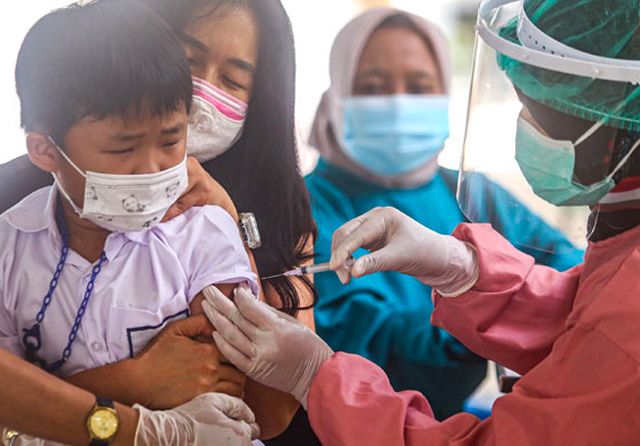 ILUSTRASI. PROTEKSI: Seorang anak sekolah dasar mendapatkan vaksinasi campak. (Riana Setiawan/Jawa Pos)