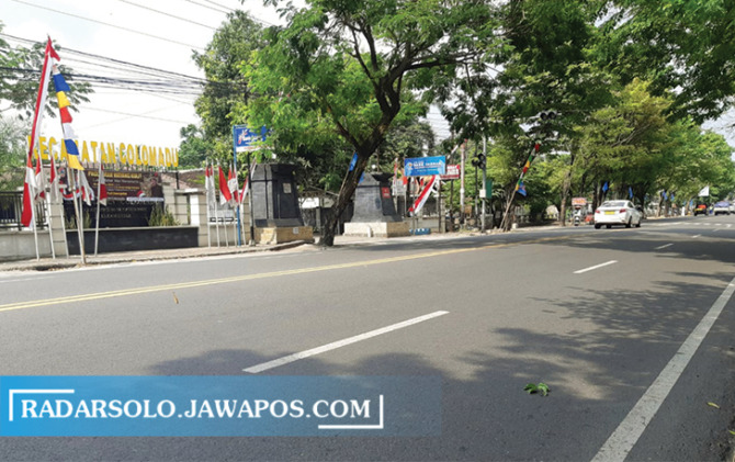 BERSTATUS NASIONAL: Jalan Adi Sucipto yang melintasi depan kantor Kecamatan Colomadu. Lokasi ini diwacanakan untuk gelaran CFD. (RUDI HARTONO/RADAR SOLO)