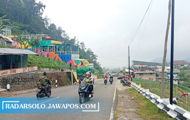 POTENSIAL: Sepanjang jalan tembus Tawangmangu-Sarangan berjajar warung hingga restoran mewah. Pengelolanya diharapkan memberi pelayanan terbaik bagi wisatawan. (RUDI HARTONO/RADAR SOLO)