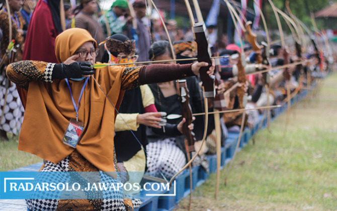 SEMARAK HUT RI: Lomba jemparingan atau memanah di Benteng Vastenburg yang digelar Kodim Surakarta, Minggu (14/8). (M. IHSAN/RADAR SOLO)