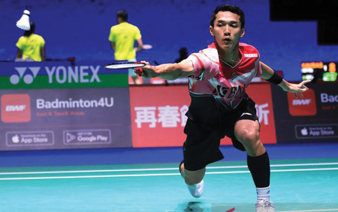 Pebulu tangkis tunggal putra Indonesia Jonatan Christie memukul kok ke arah pebulu tangkis asal Prancis Toma Junior Popov dalam babak kedua Kejuaraan Dunia BWF 2022 di Tokyo, Senin (22/8). (ANTARA/PBSI)