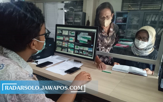 Dua kader kesehatan di Kepatihan Kulon, Solo rutin berkoordinasi dengan kelurahan terkait kepesertaan JKN-KIS warga. (SILVESTER K/RADAR SOLO)