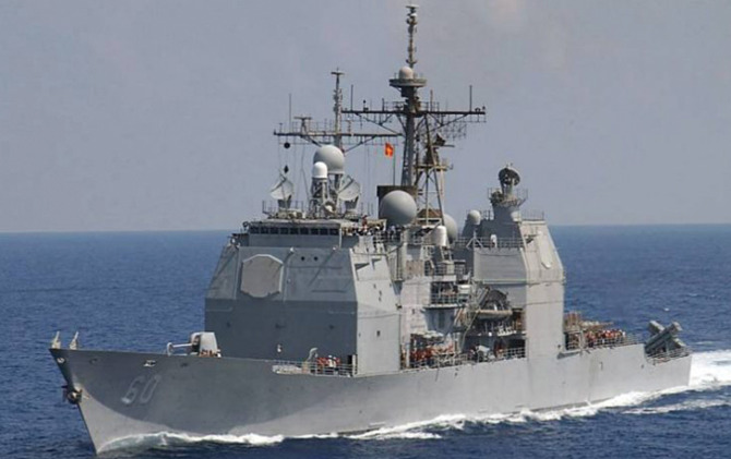 Kapal Perang AS, USS Antietam, bersama USS Chancellorsville, melintasi Selat Taiwan. Dua kapal perang itu merupakan kapal penjelajah berpeluru kendali kelas Ticonderoga. (Seaforces.org)